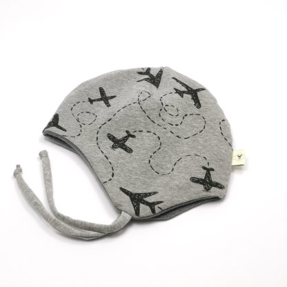 grå hjelmlue med fly
